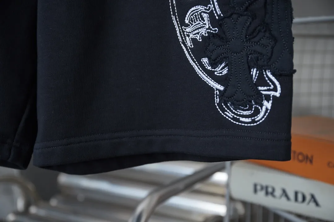🅿️230 Ch*ome Hearte 2025ss new shorts with contrasting color thread embroidery shorts. Light luxury. A must-have item for daily commuting for men and women. Correct version. Comparisons are welcome. Detailed features · Made of 380g pure cotton health cloth fabric. · Imported Tajima machine embroidery. Honbu patchwork with contrasting color thread. Loose waistband · Double-needle cross-stitching process · Original main mark, washed tag, moisture-proof paper packaging Color: Black/White Size: S M L XL